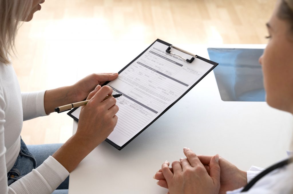 patient a angle eleve remplissant le document de consentement